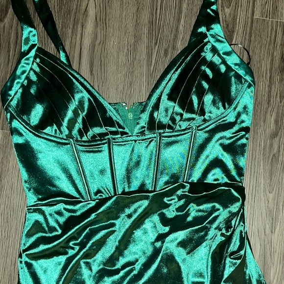 Elegant emerald long dress with a slit - Picture 2 of 2